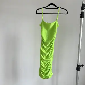 Tigermist bodycon dress i neon grön 