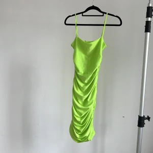 Bodycon midi dress  - Tigermist bodycon dress i neon grön 