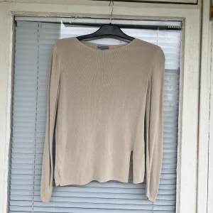Beige topp COS - Topp från COS säljes. Aldrig använd. Strl: XS 