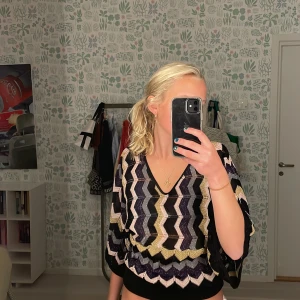 En otroligt snygg topp😇 - En missoni liknande topp. Väldigt snygg och bra passform😍
