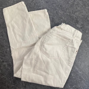 Jenas - Ljusbeige från pull&bear är lite insydda bak. Använda fåtal gånger. 