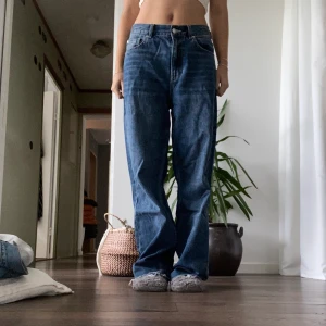 Lågmidjade baggy jeans  - Skitsnygga jeans från hm som tyvärr inte kommer till användning längre. 