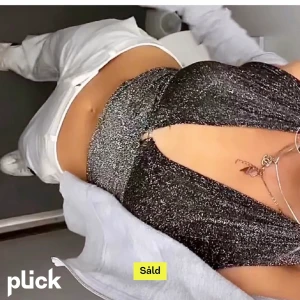 Glitter topp - Säljer denna fina glittertopp som är köpt här på Plick.  Endast använd 1 gång lånad bild 