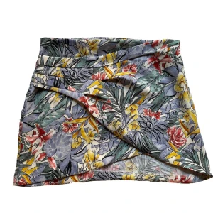 Blommig kjol från Zara Trafaluc collection - Säljer denna coola blommiga kjol från Zara (Trafaluc collection) i storlek XS. Knappt använd. Hade behållt den men tyvärr är den för liten för mig. Om du har mer frågor om frakt, mått m.m. är d bara att höra av dig🌸