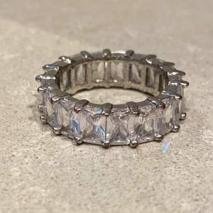 Jättefin ”diamant”ring använd några gånger men är ändå i bra skick. Från officialkollektion köpt för 400kr. Måste kolla upp vilken storlek det är så skriv vid intresse ❤️
