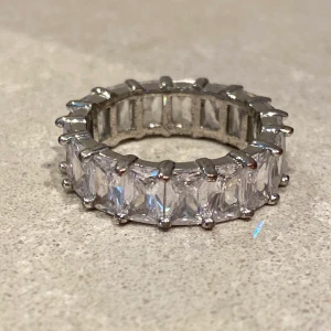 Diamantring  - Jättefin ”diamant”ring använd några gånger men är ändå i bra skick. Från officialkollektion köpt för 400kr. Måste kolla upp vilken storlek det är så skriv vid intresse ❤️