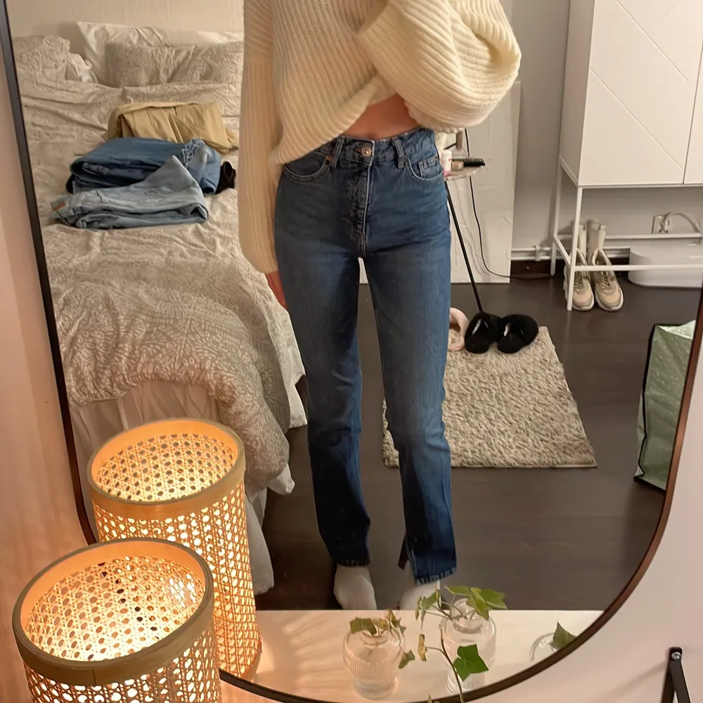 Mörkblå jeans med slits från hm 💖. Jeans & Byxor.