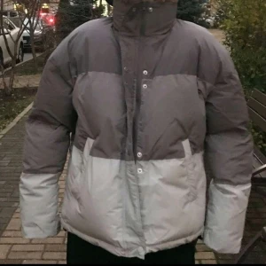 Grå jacka - Säljer denna jackan likadan hur en North Face ser ut, som är helt nyköpt, har inte använt allts men har några smuts märken som syns knappt pågrund av leverans (kan skicka bild om ni frågar) . Säljer den pågrund av den är lite oversized på mig. Storlek är:xs/s men tycker den är mer oversized. 