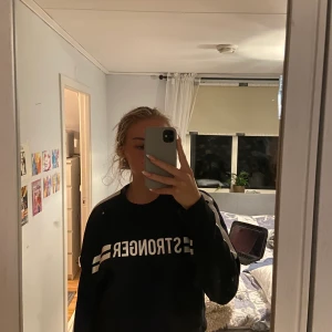 Stronger collegetröja  - Det är en svart och vit strongertröja som jag knappt har använt✨Superbra kvalitet!💗Storlek medium men passar mindre beroende på hur oversized man vill ha den❤️