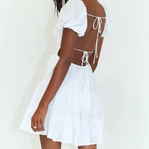 Princess polly klänning - Super super fin klänning från Princess Polly i storlek Xs💛  Fin till student, avslutning eller bara för att vara lite extra fin!  Nypris ligger på 700 kr😇  Kan tänka mig att gå ner i pris på det mesta jag säljer så Kolla gärna in mina andra annonser ✨