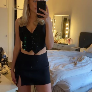 Mini skirt med slit  - Lågmidjad svart kjol med slit på sidan, endast provad och prislapp finns kvar, har du fler frågor så skriv gärna🫶🏽