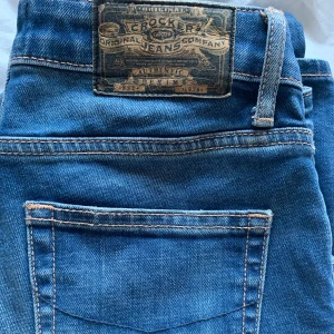 Lågmidjade Bootcut jeans  - Bootcut jeans från crocker. Är 164 cm lång och det är extremt långa på mig, så dem passar längre ben. De ser väldigt skinny ut på mig men det är för dem är för långa. Innerben: ca 85 cm , Midja: ca 65 cm