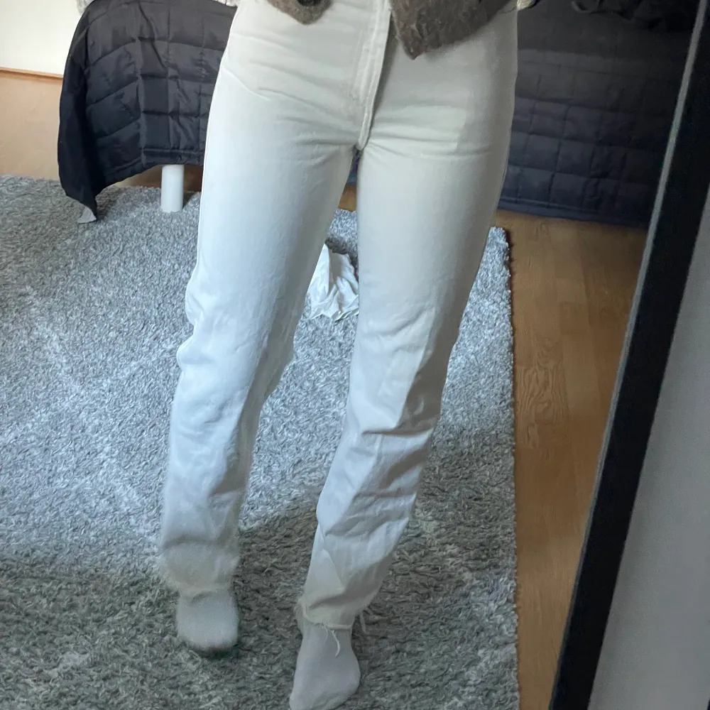 Beiga jeans ifrån weeekday. Jag är 165 cm. Är som nya. Jeans & Byxor.