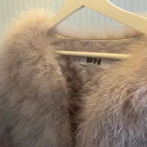 Dennis Maglic  - Dennis maglic pälsjacka väldigt fint skick storlek S 350kr