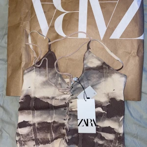 Zara korsett topp med snörning - Trendig slutsåld topp frpn zara. Aldrig använd! Lapparna är kvar. Perfekta fest-toppen 🎉