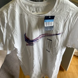 Nike T shirt helt ny - Helt ny nike t shirt med logga fram. I