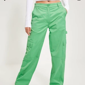 Cargo byxor  - Gröna Cargo byxor från Nelly, storlek xs men skulle passa en S också, använda en gång så i bra skick! Köpta för 600kr! 