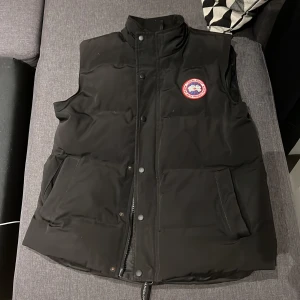 Canada Goose Väst - Säljer nu min väst från Canada Goose eftersom den inte används längre. Nypris 5699kr, mindre skador på insidan av västen. Tyvärr saknas kvitto eftersom jag fick den som present. Priset kan diskuteras.
