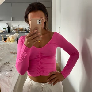 Cerise slinky topp  - Aldrig använd topp i slinky material. Cerise. 