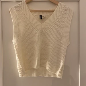 Stickad väst - Supersnygg stickad väst, aldrig använd. Från HM i storlek Xs men skulle säga att den passar S också💗(frakt ingår i priset)