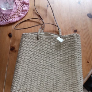 Väska natur material . - Fin väska i natur material och innerfoder och knäppes igen med dragkedja .samt läder remmar. Hämtas i Skene alt skickas o köpare betalar frakten o Swishbetalning tillämpas.frakt ingår i priset .