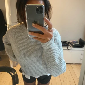 Stickad grå tröja - Super fin grå stickad tröja från hm! Passar nu till höst och den är nästan oanvänd. Säljer då den bara ligger i garderoben🤍 