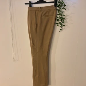 Beiga kostym byxor raka/vida - Raka / vida kostym byxor från JLINDEBERG  I Ull och Cashmere där av väldigt mjuka och sköna  Strl 50  Nypris över 2000:- Mitt pris 200:-  