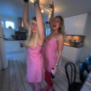 Rosa klänning - Super mjuk och färgglad klänning från Zara! Den har inte kommit till användning då jag inte riktig passar i rosa. Använde den en gång på nyårsafton.🤩 Första bilden är lånad! Snälla tryck inte på köp direkt💞