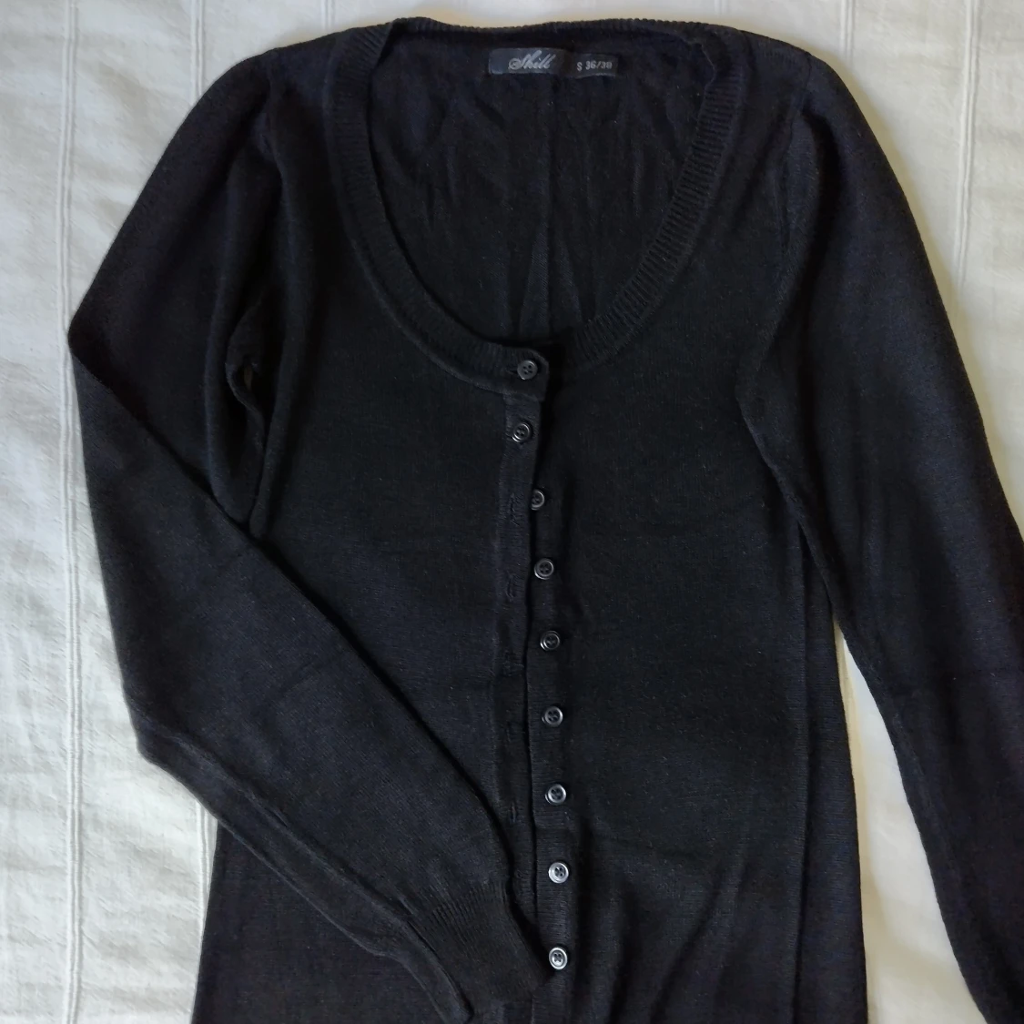 Svart stickad längre knäpptröja/kofta, storlek S 36/38 - 91