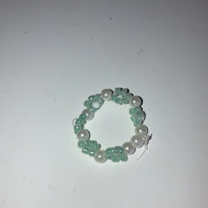 Blomm ring  - Jättesöt blomning för 15kr, kan göras i andra färger som tex blå lila rosa jättefin och hemmagjord 