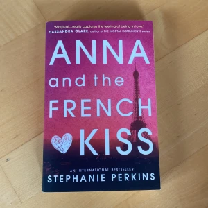 Anna and the french kiss - Den tiktok populära boken Anna and the french kiss av Stephanie Perkins. I nyskick och har aldrig läst då jag har för mycket böcker att läsa