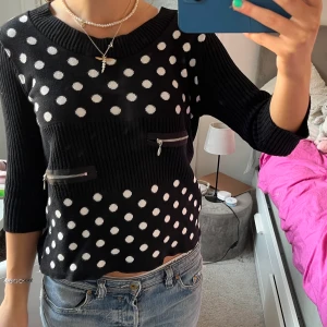 Tröja!! - Säljer denna så coola tröjan med dragkedja den är från märket Skovhuus dör nypriset ligger runt 900kr❤️