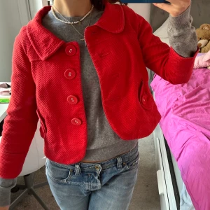 Jacka!! - Säljer denna drööömiga röda jackan/koftan med trekvartsärm storlek 36❤️