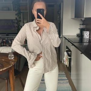 Randig skjorta - Skjorta från bikbok, beige-aktig med grå och vita ränder!