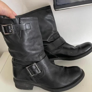 stövlar  - nyskick då dom använd sällan Dforsia köpt på bergquist skor.endast använd 2-3 gånger då den inte passar mig. nypris 1299 perfekt nu till höst storlek 38 pma vid intresse. frakt 69 