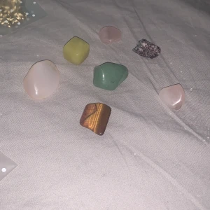 Kristaller  - Jag säljer dessa kristaller!🫶🏼😻alla 7 för 100kr och 20kr st ÄKTA såklart!🫶🏼⚡️😻🎸//kontakta mig om du är intresserad så kanske man också kan få lite billigare!💗🫶🏼