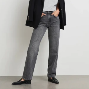 Gråa jeans - Säljer mina gråa jeans i storlek 38, men skulle säga att de passar 36 också. Supersnygga jeans som knappt är använda. Köpta för 600 kr. Köparen står för frakt!