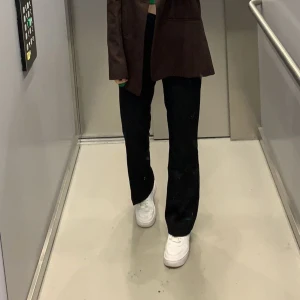 högmidjade kostymbyxor - bikboks ”vilma” högmidjade kostymbyxor storlek 34✨ supersköna verkligen men använder tyvärr ej längre :(