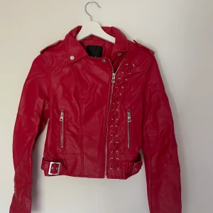 Skinnjacka röd  - En helt ny röd skinnjacka från NewYorker