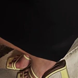 Gula klackar  - Gula klackskor, storlek 37. Så fina och somriga ❤️🤩