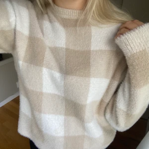 Stickad tröja  - Mysig stickad beige tröja från Mango! Använd ett fåtal gånger, storlek S💕Säljer för 150kr+frakt💕
