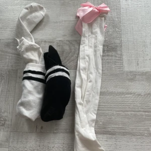 Sockar - Säljer dessa oanvända sockar då jag inte hittar nått som passar till de💗1 för 20kr alla för 50kr 
