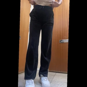 juicy byxor - juicy byxor i storlek L, byten är intressant annars köp direkt. jag är 173 cm lång, är man kortare kan man sy upp benen lite så de passar😊 pris går att diskuteras vid snabb affär