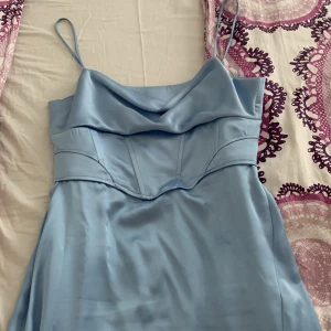 Klänning - Säljer min ansygga zara klänning pga för liten i storlek. Är i nyskick och endast använd 1 gång. Nypris 499 säljer för 350. 