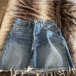 Kjol - Kjol från levis använt några gånger, strl 24