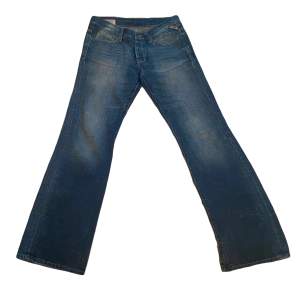 Najs jeans från jack & jones🙌🏼  Innerbenslängd - 83 Midjemått tvärs över - 41