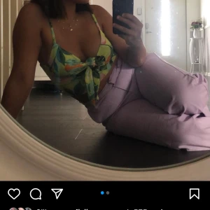 Gina topp - Säljer denna så fina topp från Gina!!! Köpt från typ 3 år sedan? Passar både större och mindre storlekar eftersom den knyts själv. Skriv privat för fler bilder!!!