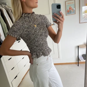 Topp & Other Stories - Finaste tröjan från &Other Stories! Tröjan är i ett resår material med ett väldigt fint mönster! Storlek 38 men är väldigt kort och ganska tight. Har oftast storlek S