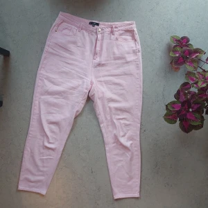 Rosa Mom Jeans - Missguided - Riot - high rise mom jean i härlig pastellrosa. Något nopprig i skrevet men enkelt åtgärdat av köparen. Därav lågt pris.
