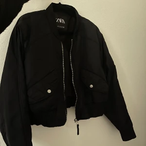 Zara jacka  - Bomberjacka från zara 